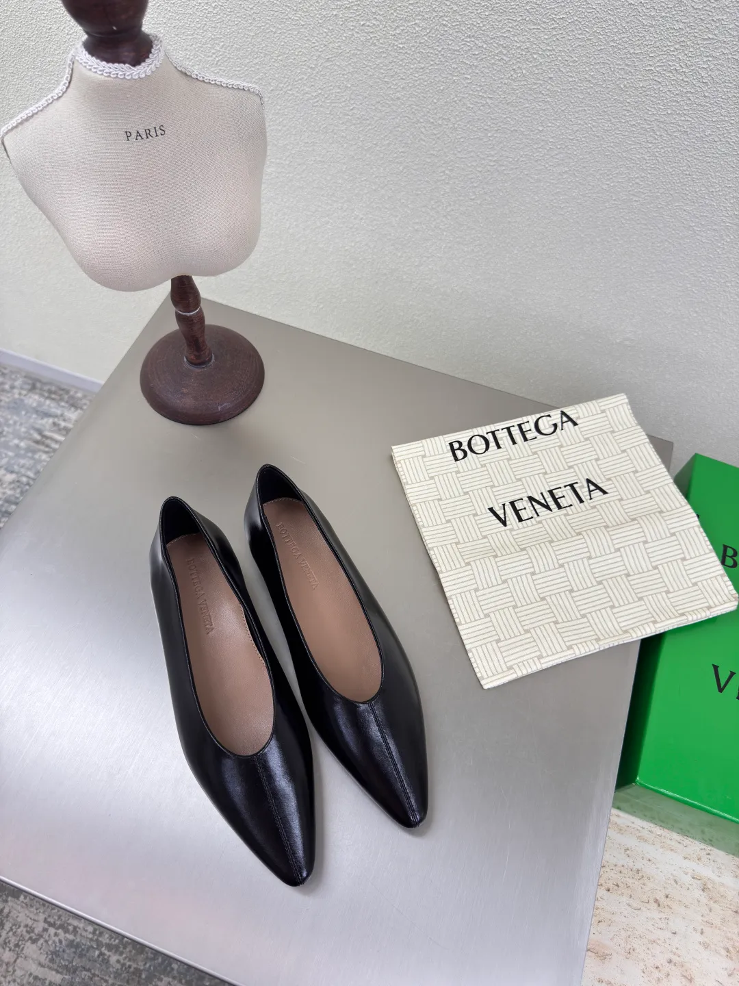 👟👟Ex-factory price 640👟👟 BV women's Sofia ballet shoes leather ballet shoes silver family elements woven series high version small round toe essential for commuting BV early autumn series are so beautiful💯 The use of elegant materials in shoes is intellectual, elegant and capable, full of high-end sense✅The design is beautiful~~ The fabric is made of original consistent lambskin and the shaping technology pursues the perfection of the internal process✅ Heel The foot pads are made of lambskin, never sloppy 🆚Original💯 Outsole technology Brand classic The new season uses Italian genuine leather outsole with clear dyeing technology and rubber square technology 💯 Comfortable and high-end flat design makes travel more comfortable and confident 35 36 37 38 39 40 41 42 (40 41 42 customized code number) Equipped with original packaging Hot glue process logo cloth bag